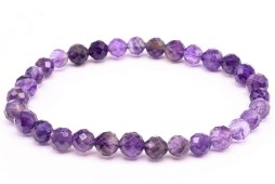 Pulseira de ametista com contas facetadas de 6 mm.