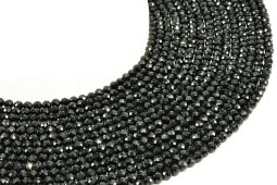 Contas facetadas de espinélio preto de 4 mm em um fio de 40 cm.