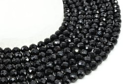 Contas facetadas de ônix preto de 8 mm em um fio de 40 cm.