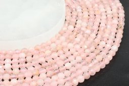 Contas facetadas de quartzo rosa de 6 mm em um fio de 40 cm.