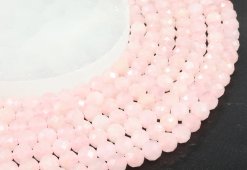 Contas facetadas de quartzo rosa de 8 mm em um fio de 40 cm.