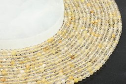 Contas facetadas de quartzo rutilado de 4 mm em um fio de 40 cm.